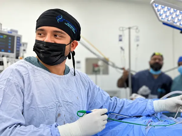 Dr. Andrés Alcántara Pérez en quirófano durante una cirugía de columna