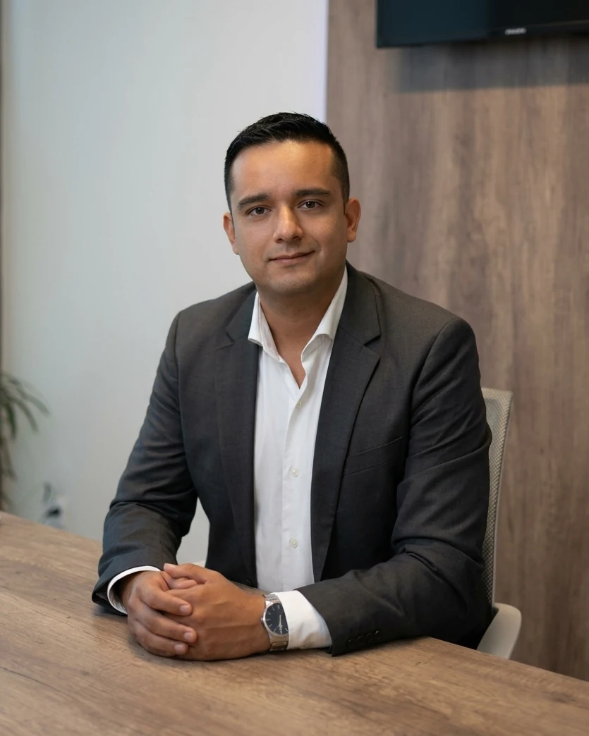 Dr. Andrés Alcántara Pérez, neurocirujano en Puebla, en su consultorio de Hospital Angeles