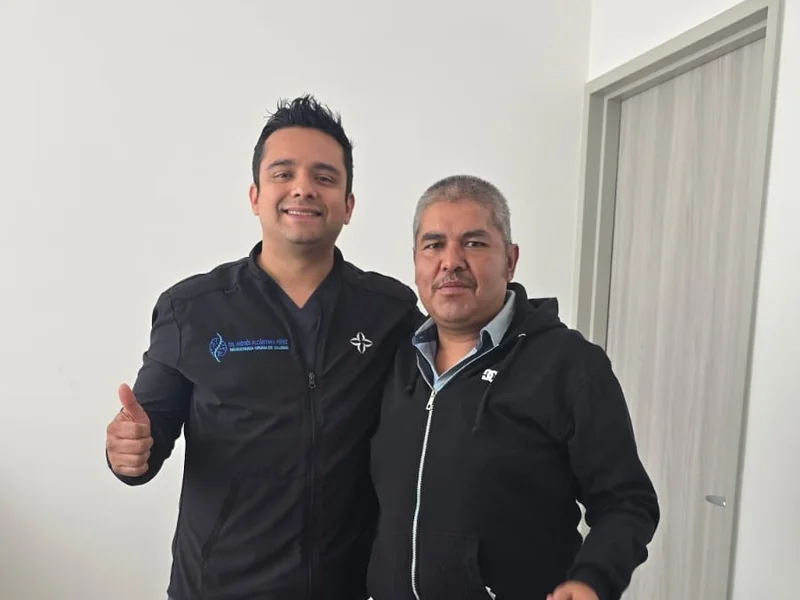 Dr. Andrés Alcántara Pérez con un paciente después de su consulta